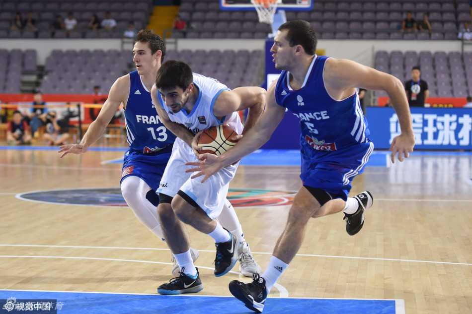 法国队后卫一个灵巧的胯下运球晃动，瞬间摆脱了阿根廷防守球员的贴身紧逼，准备持球突破。