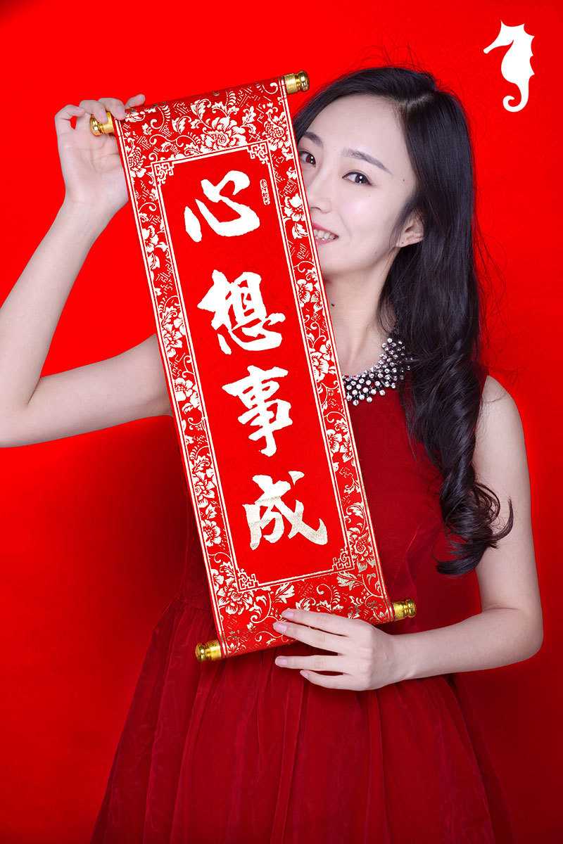 清秀的宝贝双手高举起亲手编织的中国结，红绳间点缀着金色小铃铛，随着动作发出清脆声响，脸上写满了自豪与对新年的期待