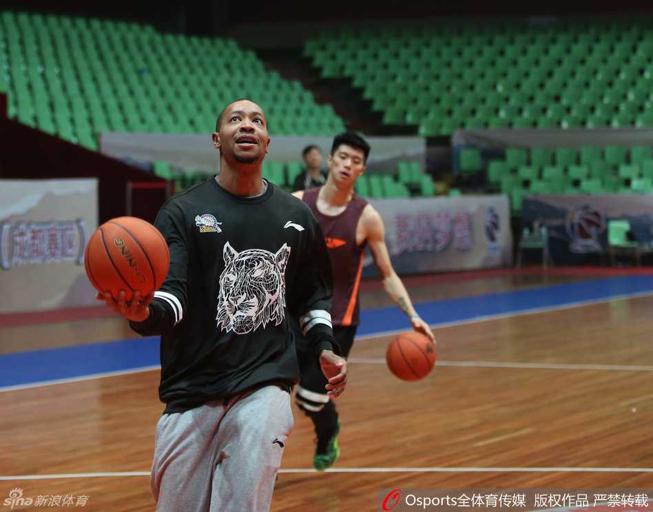 古德洛克一丝不苟进行热身训练，神情专注