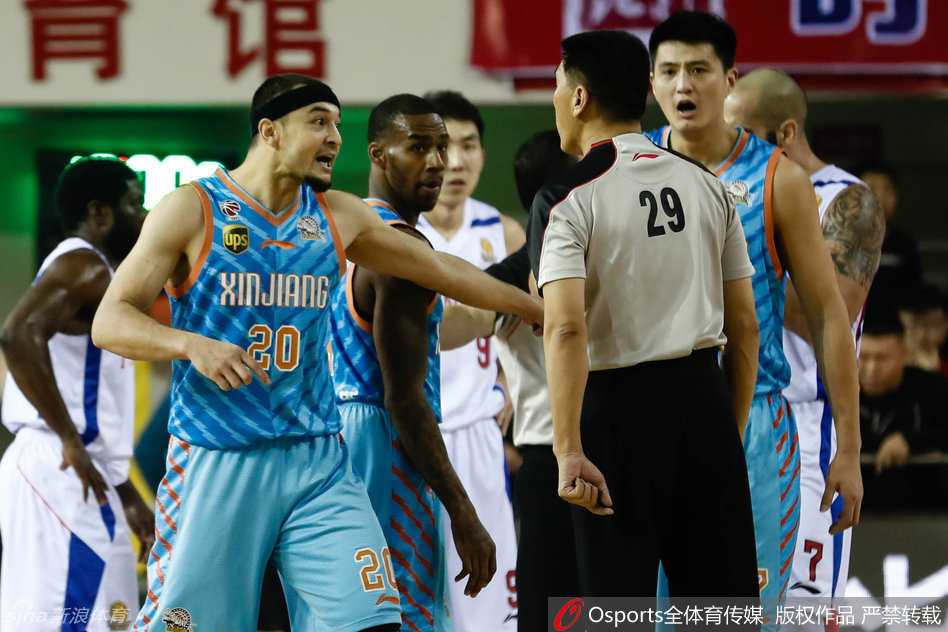 裁判果断冲向事发地点，双手交叉做出取消比赛资格的手势，将西热力江与张骥双双罚出赛场。