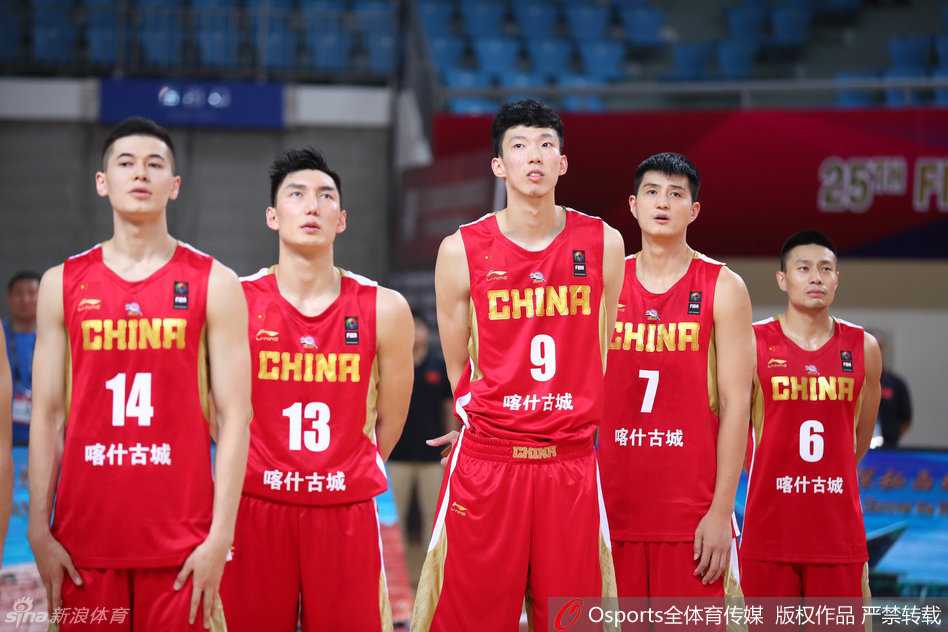 在庄严的国歌声中，新疆男篮全体将士肃立注目，眼神中流露出对胜利的渴望与为国争光的坚定信念。