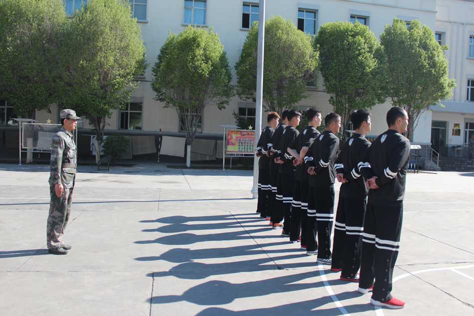 手持钢枪的苏伟和队友组成战术小组，眼神犀利地搜索前进。虽然只是模型枪，但他们一丝不苟的神态和紧绷的肌肉线条，完美诠释了球场上的防守悍将到了训练场同样具备的铁血气质。