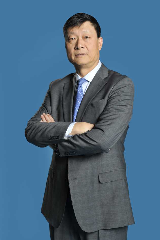 唐才育、王政博、王子瑞三位小将并肩而立，眼神清澈而坚定，他们是新疆飞虎当时最鲜活的血液，代表着球队的传承与希望。