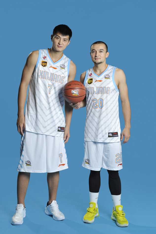 孙鸣阳和孙桐林在内线卡位，两人肌肉紧绷，虽然镜头定格，但那份属于内线悍将的力量感几乎要冲出屏幕。