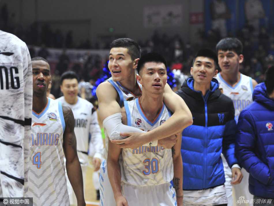 新疆广汇男篮外援本蒂尔在终场哨响后握拳怒吼，与身旁的队友激情撞胸庆祝这场来之不易的逆转大胜，现场气氛瞬间被点燃。