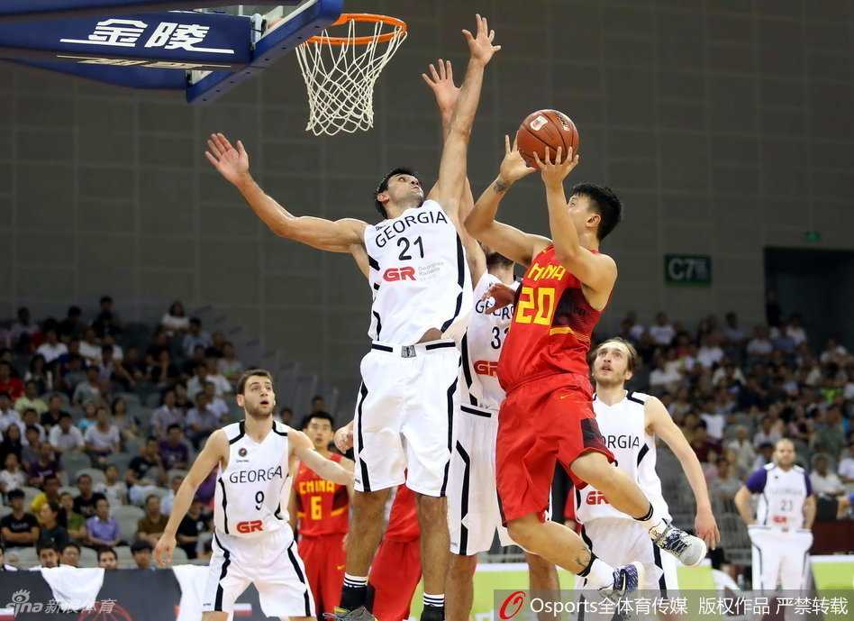 年轻球员在场上奋力拼抢，青春的力量在篮下肆意绽放