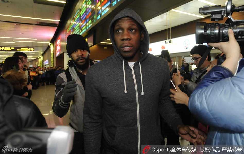 画面中，留着标志性莫西干发型的外援哈德森神情专注，正低头为热情的球迷在纪念品上签名，一旁的兰多夫也伸手接过球迷的物品，两人身边是无数双充满期待的眼睛和伸出的手臂。