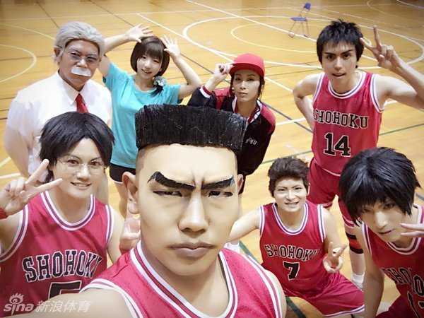 赤木刚宪在篮下卡位，双手张开死死挡住对手，脸上的青筋都因用力而暴起