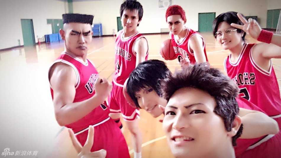 赤木刚宪和队友们围成一圈，扮演者用力挥舞拳头，仿佛正在进行赛前鼓舞士气的‘湘北吼’