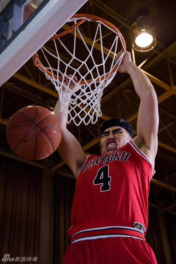 湘北先发五虎集结，赤木居中叉腰，樱木耍宝比耶，流川冷漠抱胸，三井叉腰微笑，宫城插兜耍帅，仿佛赛前全家福