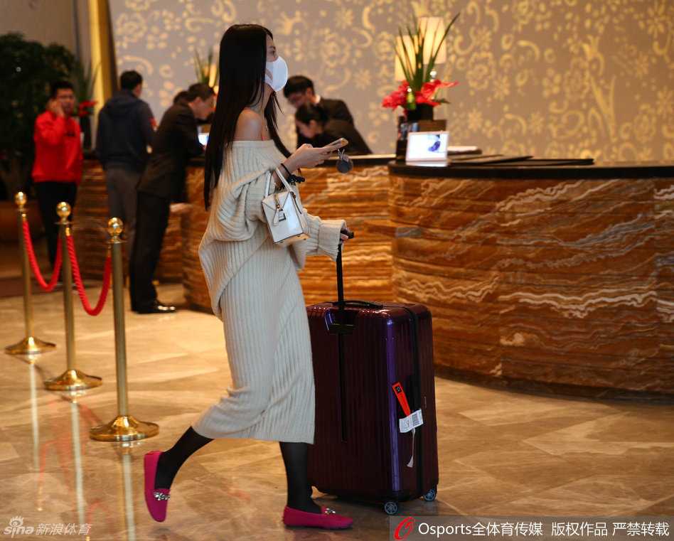 抵达酒店门口，刘晓宇与钟鹿纯并肩前行，钟鹿纯手提时尚小包，刘晓宇则一手插兜，两人气质出众，引得路人纷纷侧目，画面如偶像剧般美好。