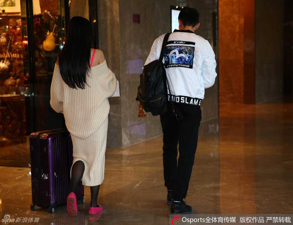 酒店旋转门前，刘晓宇拖着行李箱信步走出，钟鹿纯紧随其后，两人步伐轻盈，仿佛一场默契十足的舞台走秀，将体育与时尚完美融合。