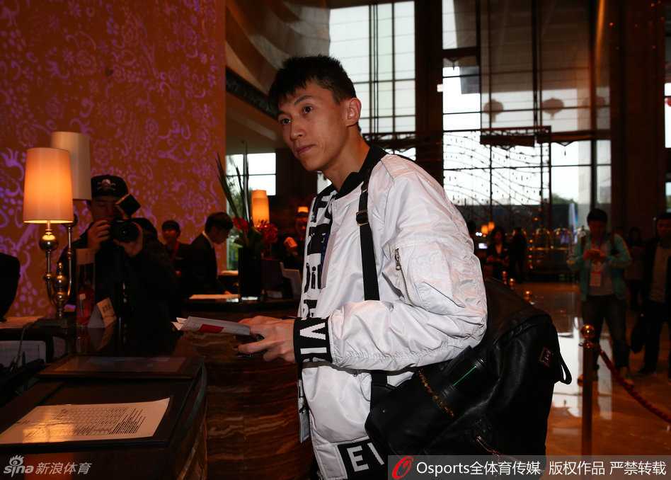 钟鹿纯身着时尚服饰，口罩遮面，紧跟在刘晓宇身后，一双修长美腿格外抢镜，她低调内敛却自带明星光环，眼神始终关注着前方的男友。