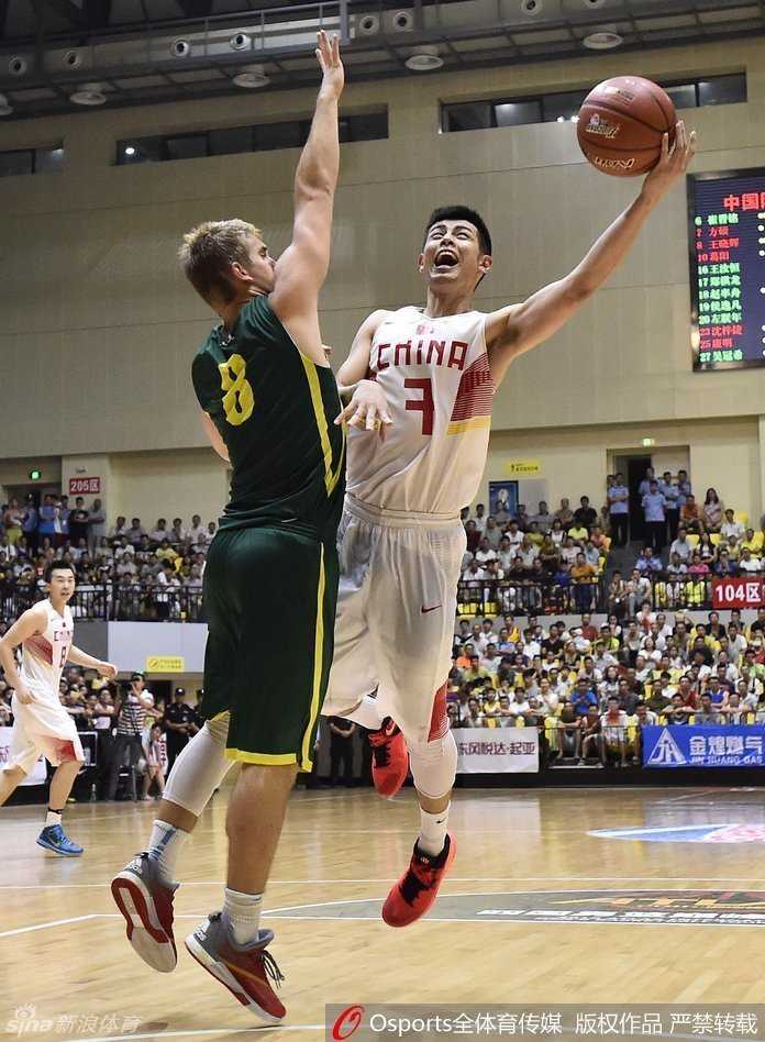 完成一次漂亮进攻后，方硕握拳怒吼，脸上的汗水闪烁着光芒，那是属于胜利者的姿态，也是压抑多年后尽情释放的激情。