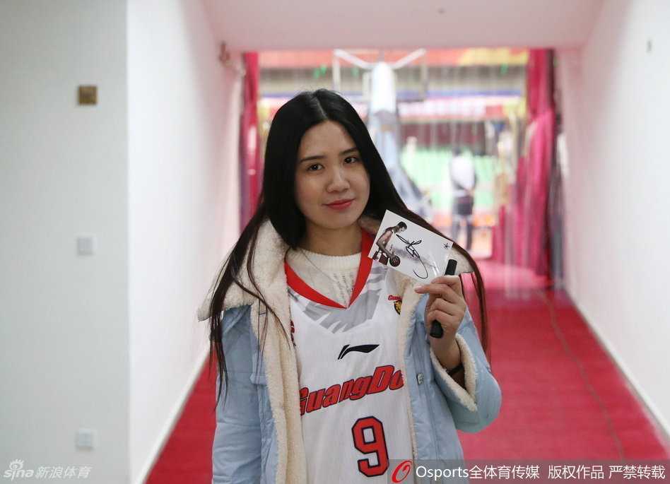 朱芳雨穿着训练服与年轻队友有说有笑地进行折返跑热身，他那标志性的笑脸仿佛在告诉后辈，放松心态才能发挥出最佳水平。