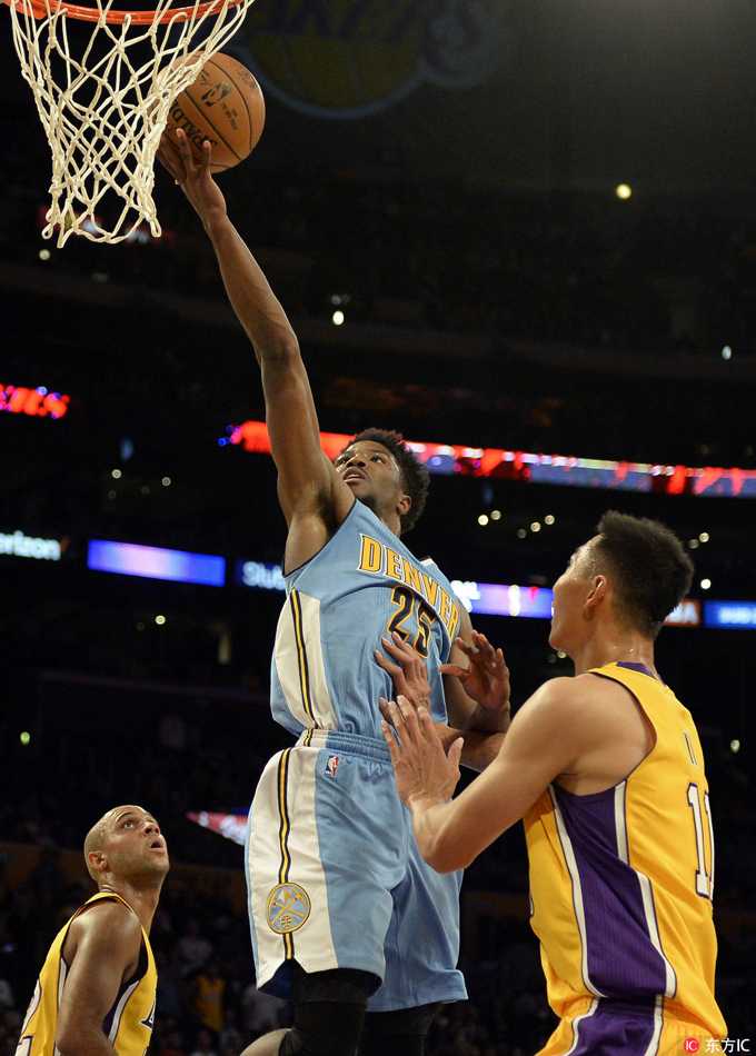 易建联在人群中奋力拼抢篮板，高高跃起的姿态展现了他对每一个球权的渴望和在内线的积极拼抢。