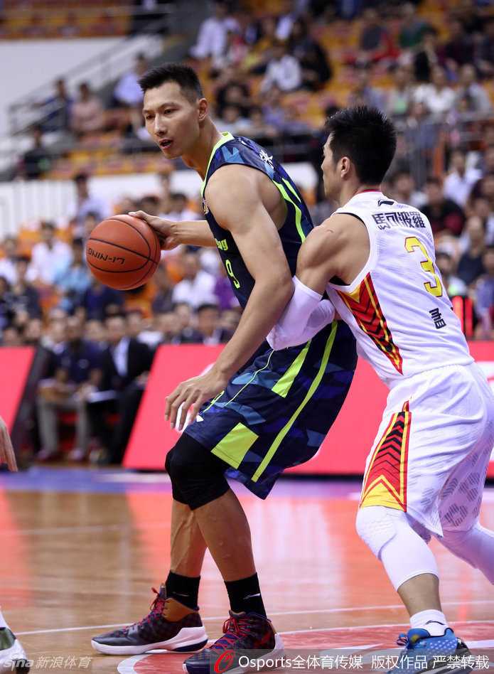 易建联穿着白黄配色的李宁超轻十代篮球鞋，在场上做赛前热身，球鞋的流线型设计显得十分抢眼。