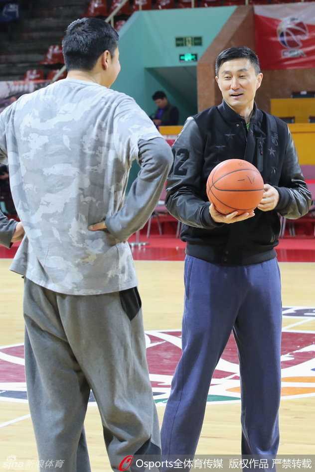 老将朱芳雨宝刀未老，在赛前投篮训练中稳稳出手，举手投足间尽显冠军底蕴。
