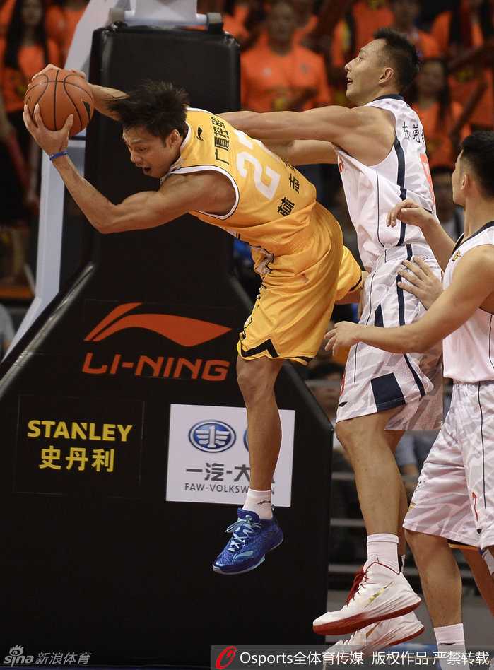 李春江指导难掩焦急，冲到场边与裁判据理力争，每一个手势都透露出对胜利的极度渴望。