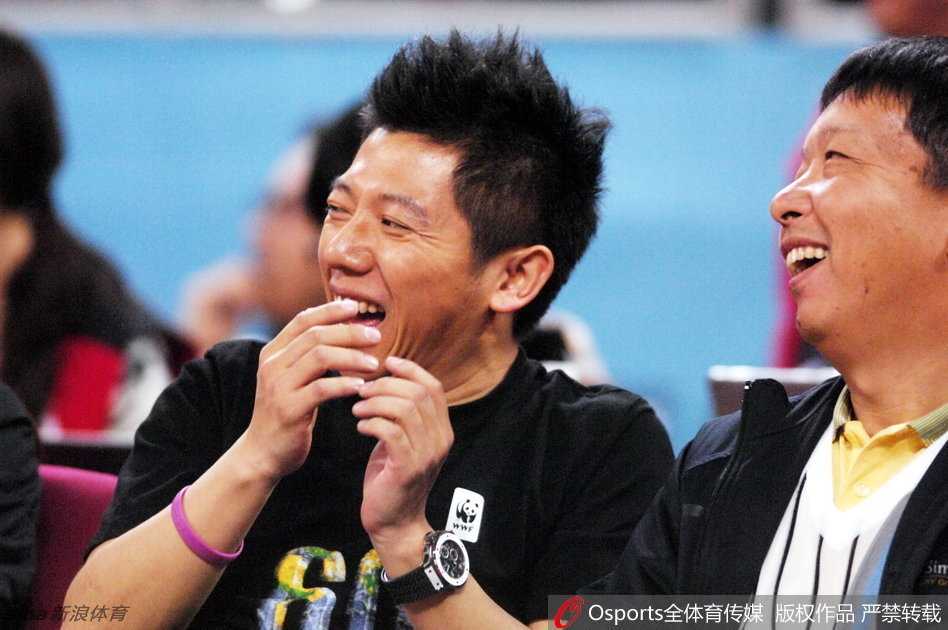 功夫明星释小龙专注地凝视着赛场，一身休闲运动装显得阳光帅气，首次现场观看全明星赛的他眼神中充满了对偶像王治郅的崇拜。