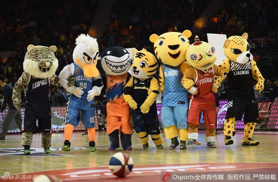 中场休息时，可爱的球队吉祥物成为全场焦点，它憨态可掬地抱起篮球，竟然上演了一记令人意想不到的花式扣篮，引得周围的小球迷们惊呼连连。