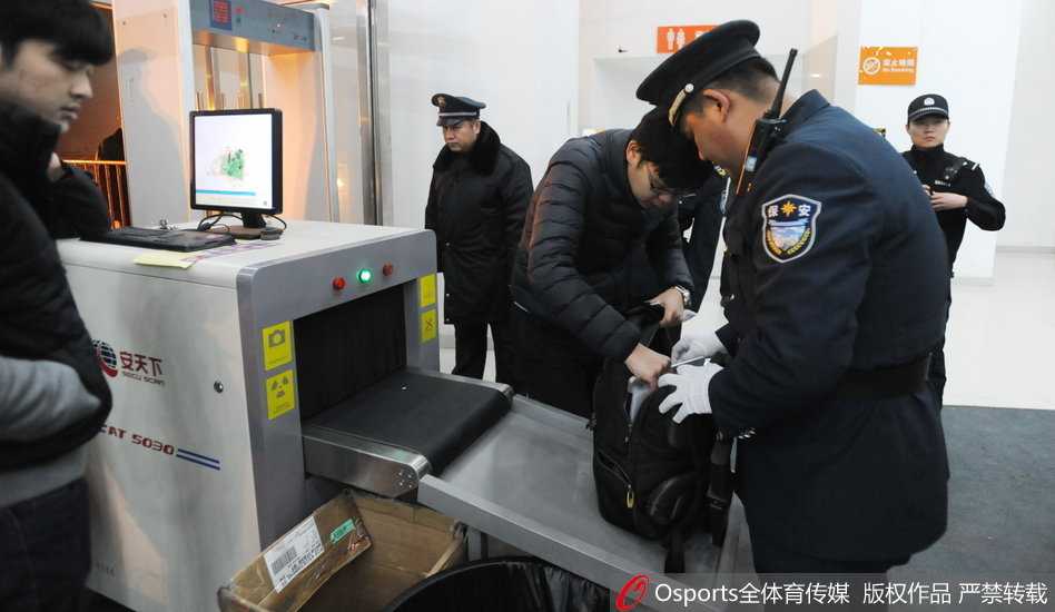 郭艾伦戴着黑色发带，眼部贴着的胶布清晰可见，他咬牙持球突破广厦球员的贴身防线