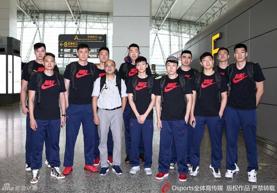 主教练杜锋在机场被热情的球迷认出，他停下脚步侧身面对镜头，温和地与球迷合影留念，背景是繁忙的值机大厅，这一刻记录下了广东队与球迷之间深厚的情感纽带。