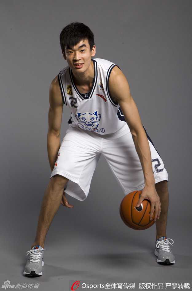 升入CBA一队后的李慕豪，在比赛中首次登场，面对镜头他用力抿着嘴唇，神情专注而紧张，这是他梦想开始的地方。