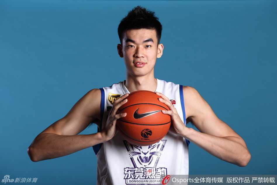 身披国家队战袍的李慕豪，在长沙亚锦赛的赛场上奋力跃起封盖，眼神坚毅，这是他为数不多代表国家队征战的高光时刻。