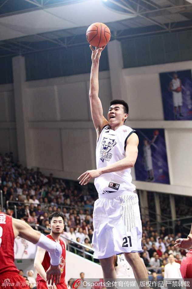 如今的李慕豪，在场上更多了一份沉稳与淡定，他依然在为每一次防守和篮板球拼尽全力，用自己的方式诠释着对篮球的热爱。