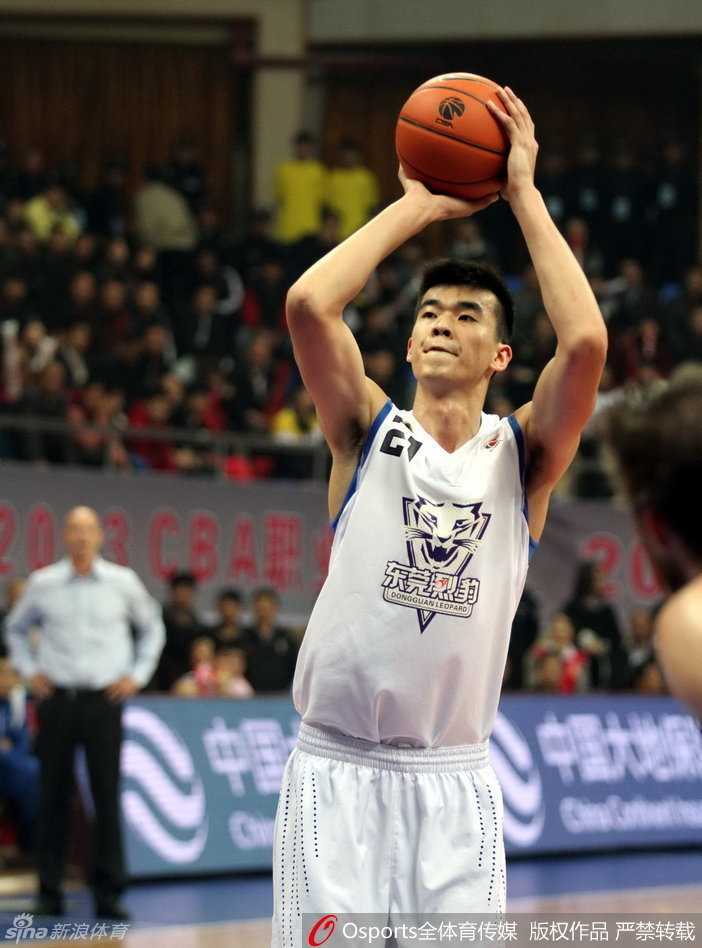 李慕豪在CBA赛场上与对手激烈卡位，手臂肌肉线条分明，脸上的汗水清晰可见，这是他十年如一日在联赛中拼搏的真实写照。