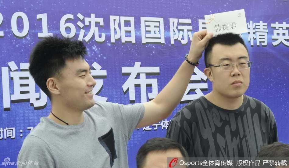 发布会开始前，郭士强指导与到场嘉宾亲切握手致意，脸上带着从容的微笑。