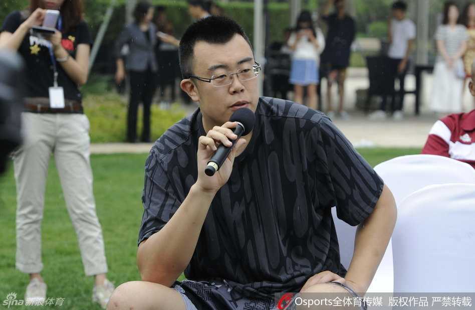 听了李晓旭的玩笑话，韩德君忍俊不禁，两人目光相对，愉快地交谈起来，发布会的气氛变得轻松活跃。