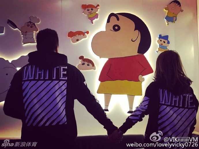 夕阳的余晖洒在两人身上，李根从背后温柔地环抱住妻子，两人共同眺望着远方，仿佛在畅想未来无数个相濡以沫的日子。