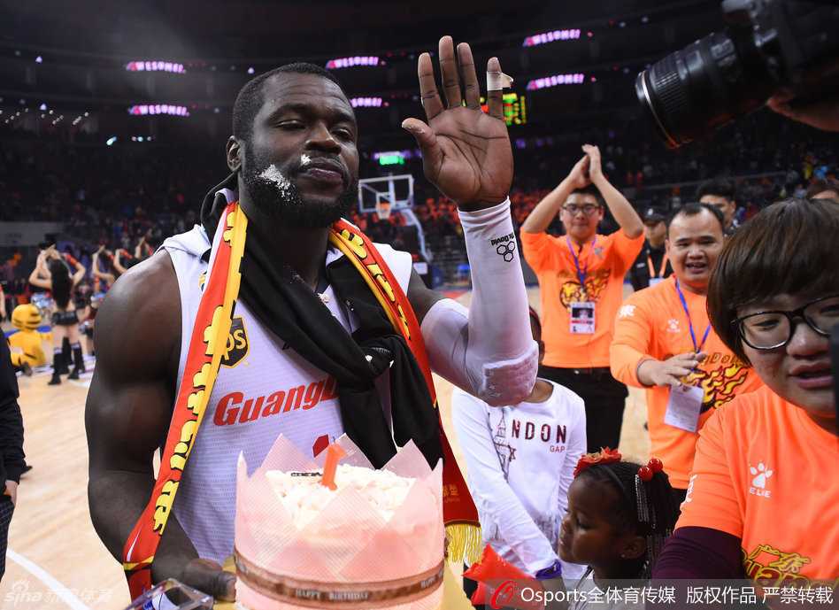 被涂成花脸的拜纳姆开心地向场边的亲友团挥手致意，分享着此刻的喜悦，不远处的队长周鹏也面带笑容，为兄弟的好日子送上掌声。