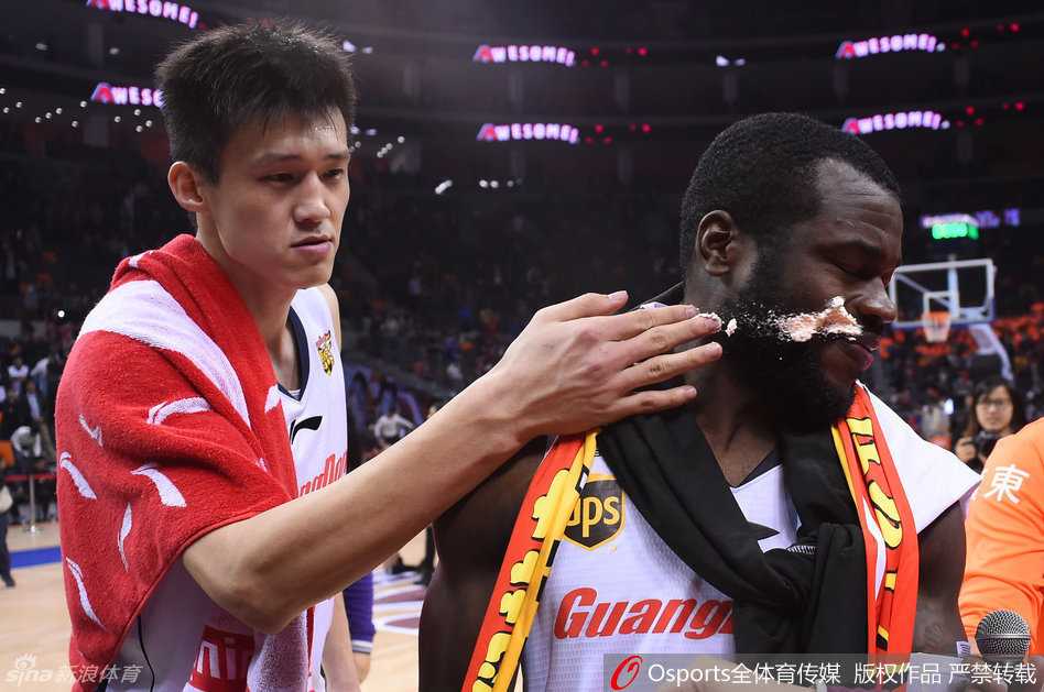 队长周鹏化身调皮鬼，趁拜纳姆不注意将奶油抹在他的脸上，拜纳姆非但不恼，反而开怀大笑，享受着队友间这份独特的庆祝方式。