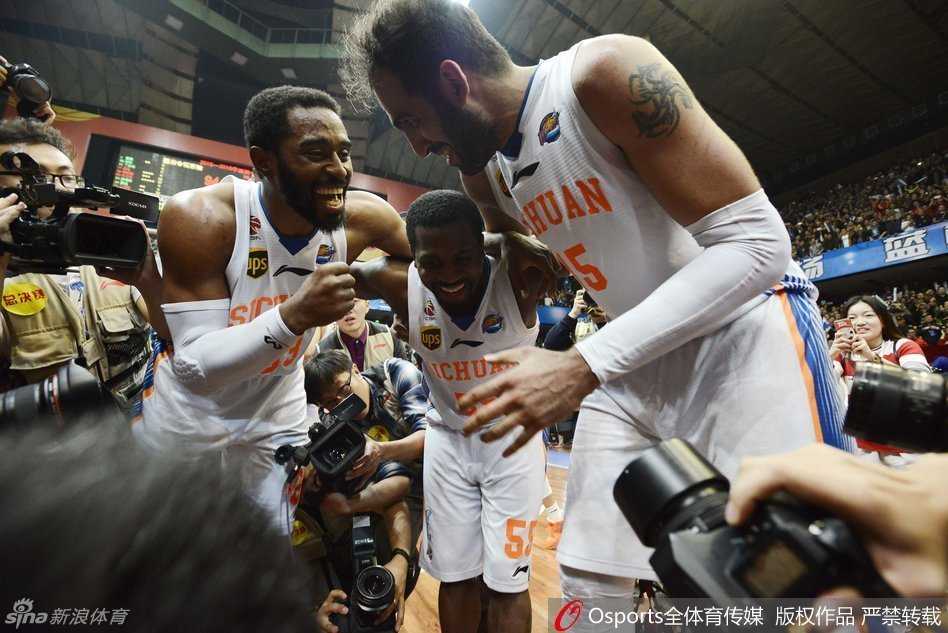 四川替补奇兵王汝恒在比赛中出手三分，他神情专注，用全场18分的表现证明了自己的价值。