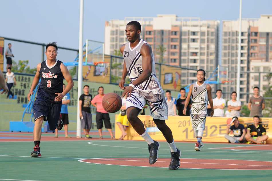 赛事工作人员与双方参赛球员并肩而立，共同记录下这场街头篮球盛宴的圆满时刻。