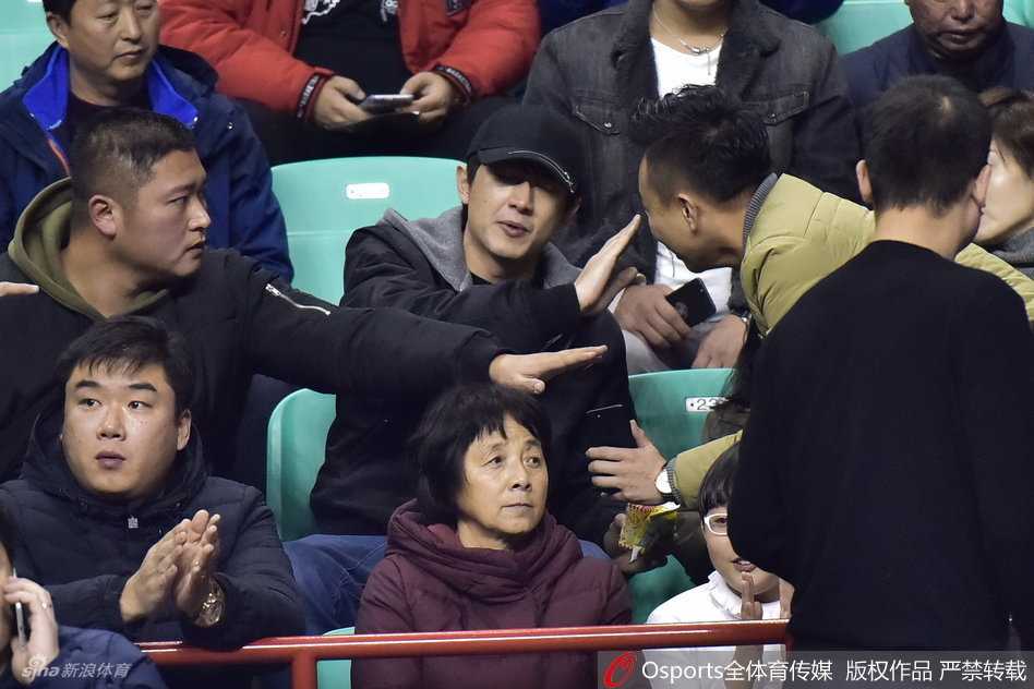 中场休息时，林更新的座位区变得热闹起来，有眼尖的球迷认出他后上前请求签名，林更新面露亲和的笑容，耐心地为球迷签名，毫无明星架子。