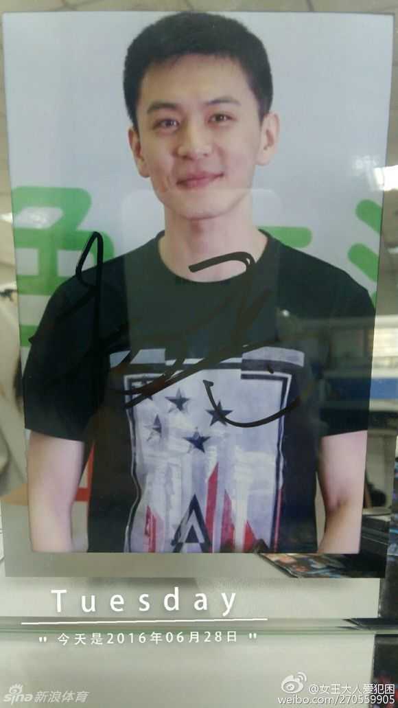 活动现场，杨鸣手持鲜花，脸上洋溢着喜悦与感激之情，正在接受学生代表献上的鲜花和真挚的祝福。