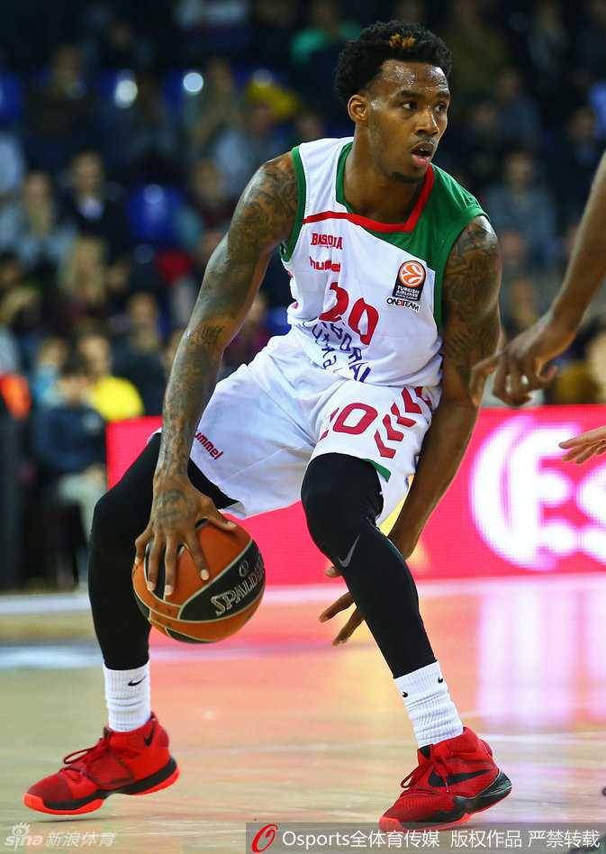 亚当斯犹如球场上的猎手，眼神锐利地观察着对手的每一个细微动向，仿佛下一秒就要洞穿防线。