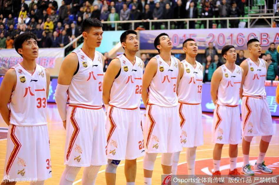 赛前热身时，八一队替补席后空荡的座位与场上神情专注备战的队员形成鲜明对比，空气中弥漫着大战前的凝重与悲壮。