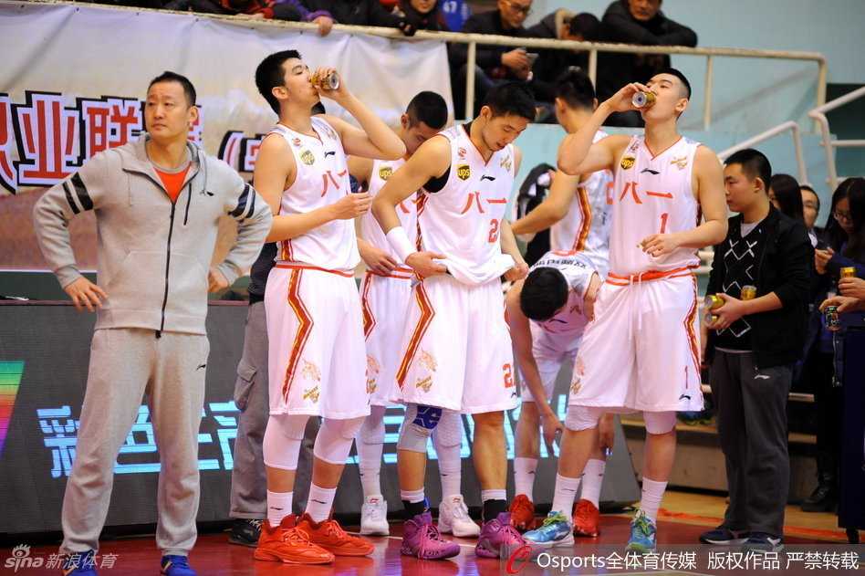 比赛结束哨响，一分惜败的八一队员神情落寞地走向替补席，现场球迷久久不愿离去，用掌声送别这群拼尽最后一颗子弹的铁血战士。