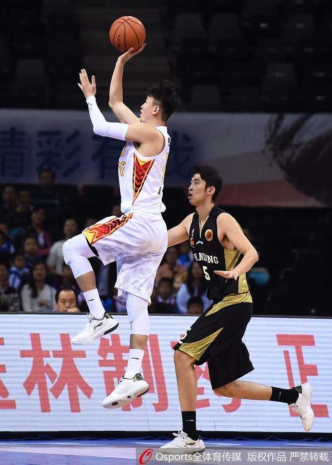 兰佩在人群中强硬卡位，长臂舒展稳稳摘下前场篮板，落地瞬间他并未停顿，而是直接起跳，用一记势大力沉的双手暴扣宣泄着内心的激情。