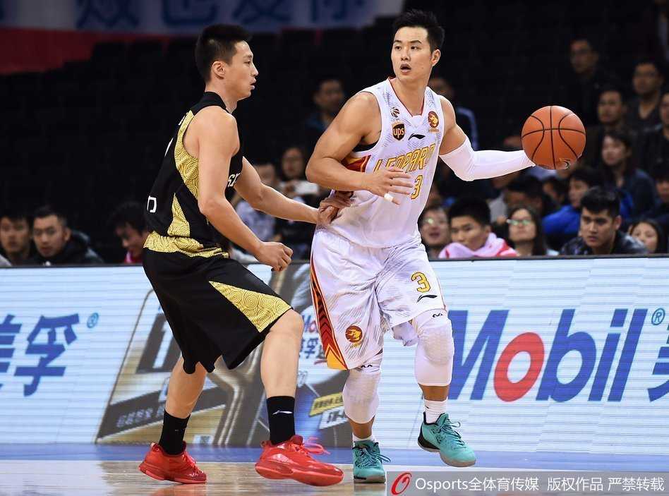 丁彦雨航持球直面防守，他重心压得极低，脚下步伐灵活多变，即便面对多人包夹，眼神中依然透着那股不服输的坚韧杀气。