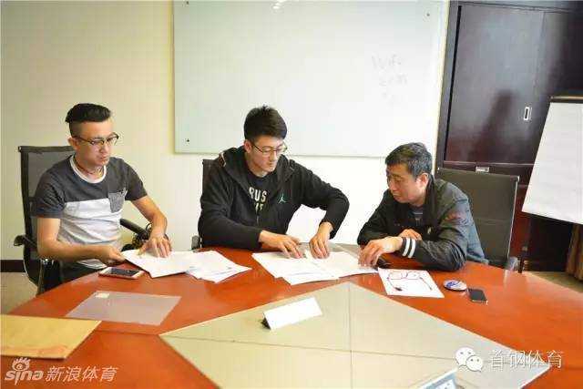 完成签约仪式的段江鹏面带微笑鼓掌致意，周围是闪烁的闪光灯，他正在适应作为北京首钢一员的新身份和新期待。