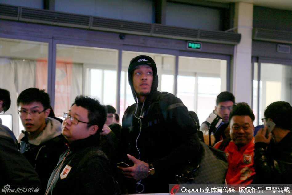 通过安检后，比斯利停下脚步，与一位一路随行的热情女球迷紧紧拥抱道别，感谢她一个赛季以来的支持，这个告别的拥抱胜过千言万语。