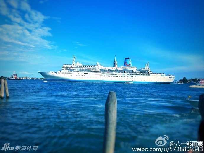 远处是威尼斯圣马可广场标志性的钟楼，近处邹雨宸与队友并肩而行，高挑的背影融入到文艺复兴时期的建筑画卷中。