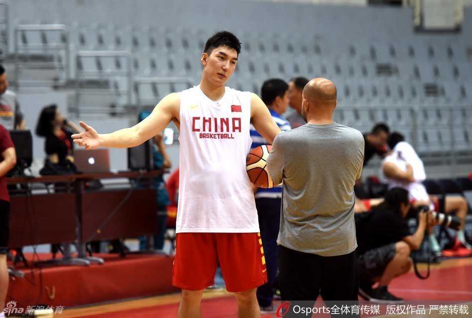 郭艾伦双手撑着膝盖，大口喘着粗气，汗水顺着脸颊滴落，眼神中却透露着完成训练后的满足与坚定。