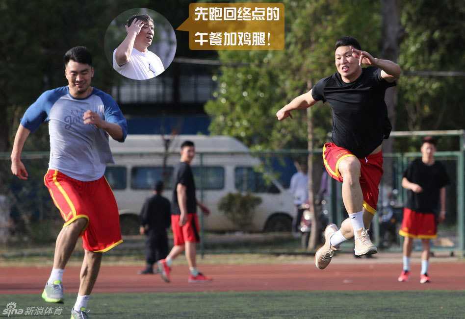 几位队员围坐在场边的长凳上，其中一人正手舞足蹈地讲述着什么趣事，惹得旁边的队友们捧腹大笑，连正在喝水的一位球员都忍不住喷出了水花，整个画面充满了轻松欢快的兄弟情谊。